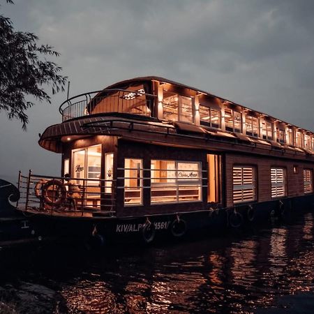 فندق Victoria Houseboats Alappuzha المظهر الخارجي الصورة