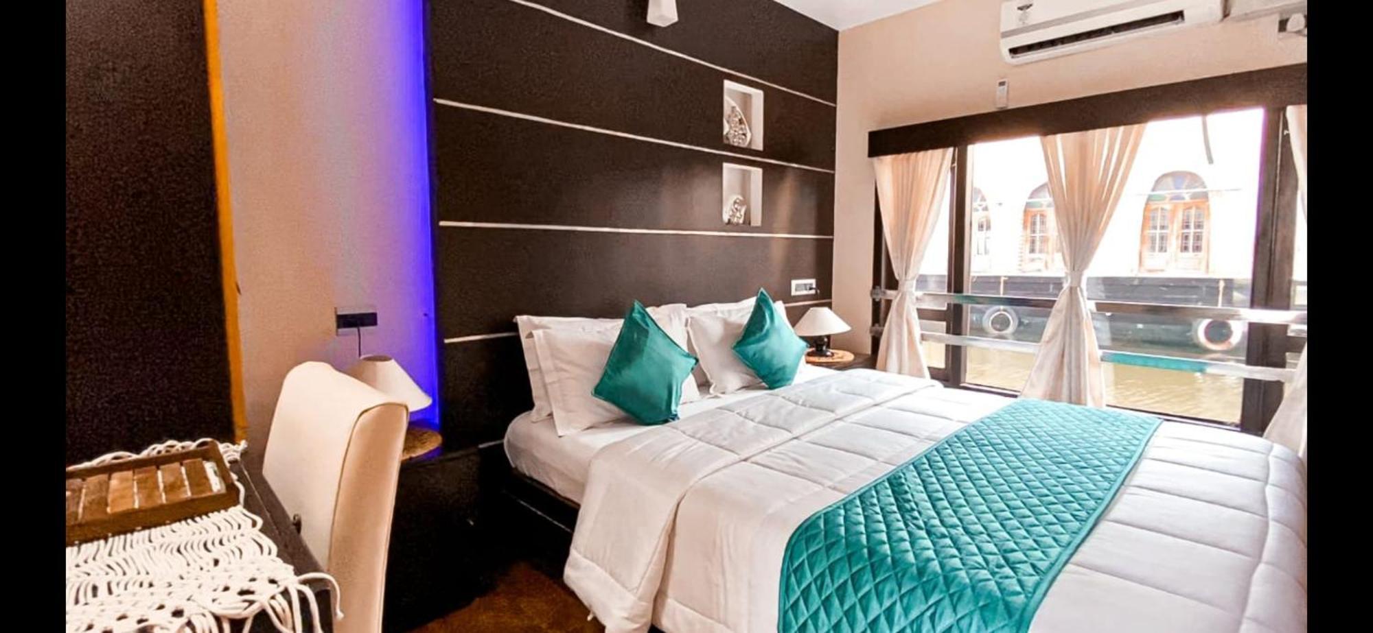 فندق Victoria Houseboats Alappuzha المظهر الخارجي الصورة